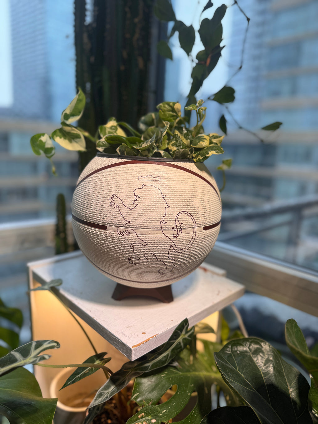 Nike Large Basketball Planter (LeBron King Brown & White)