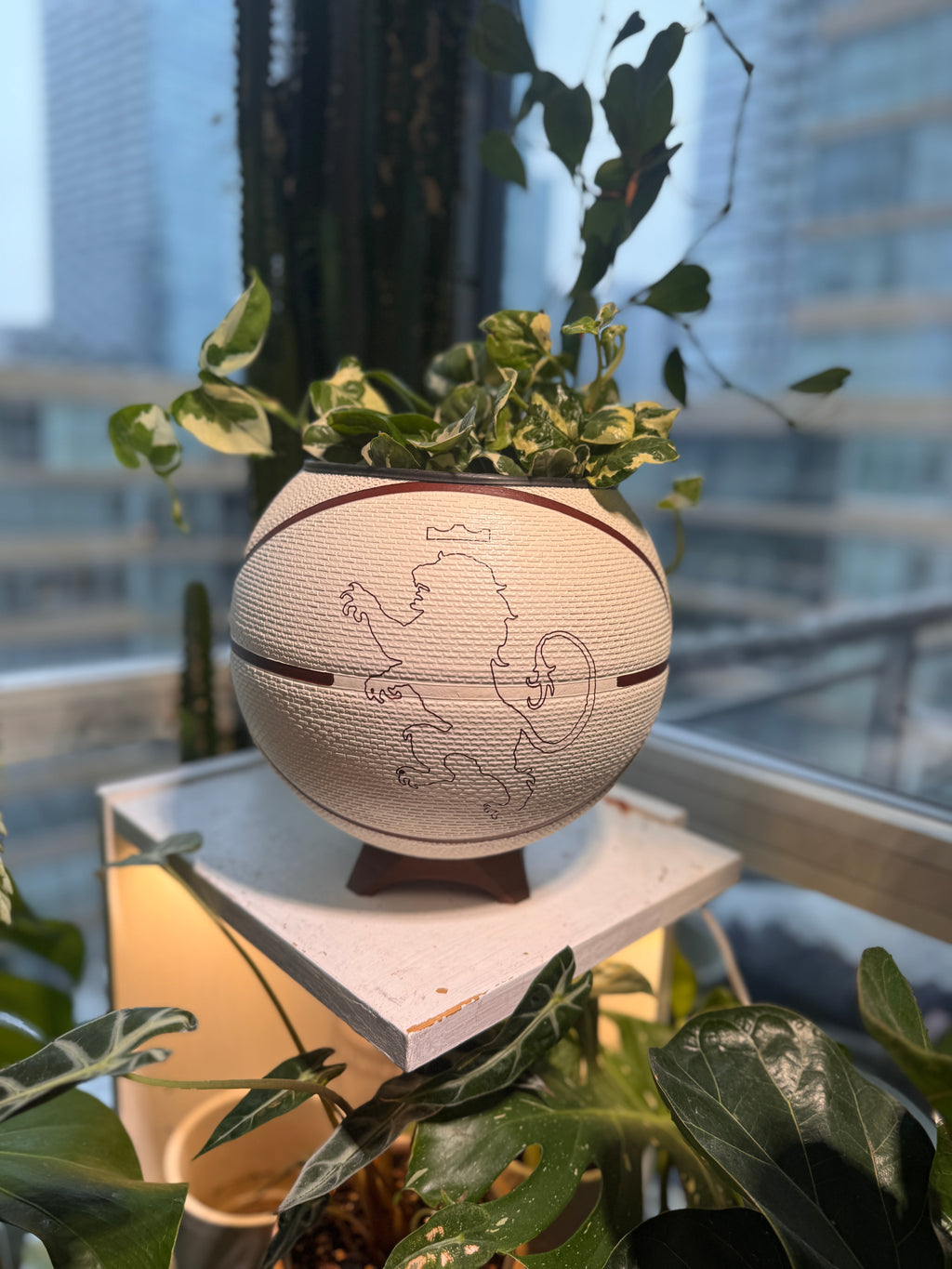 Nike Large Basketball Planter (LeBron King Brown & White)