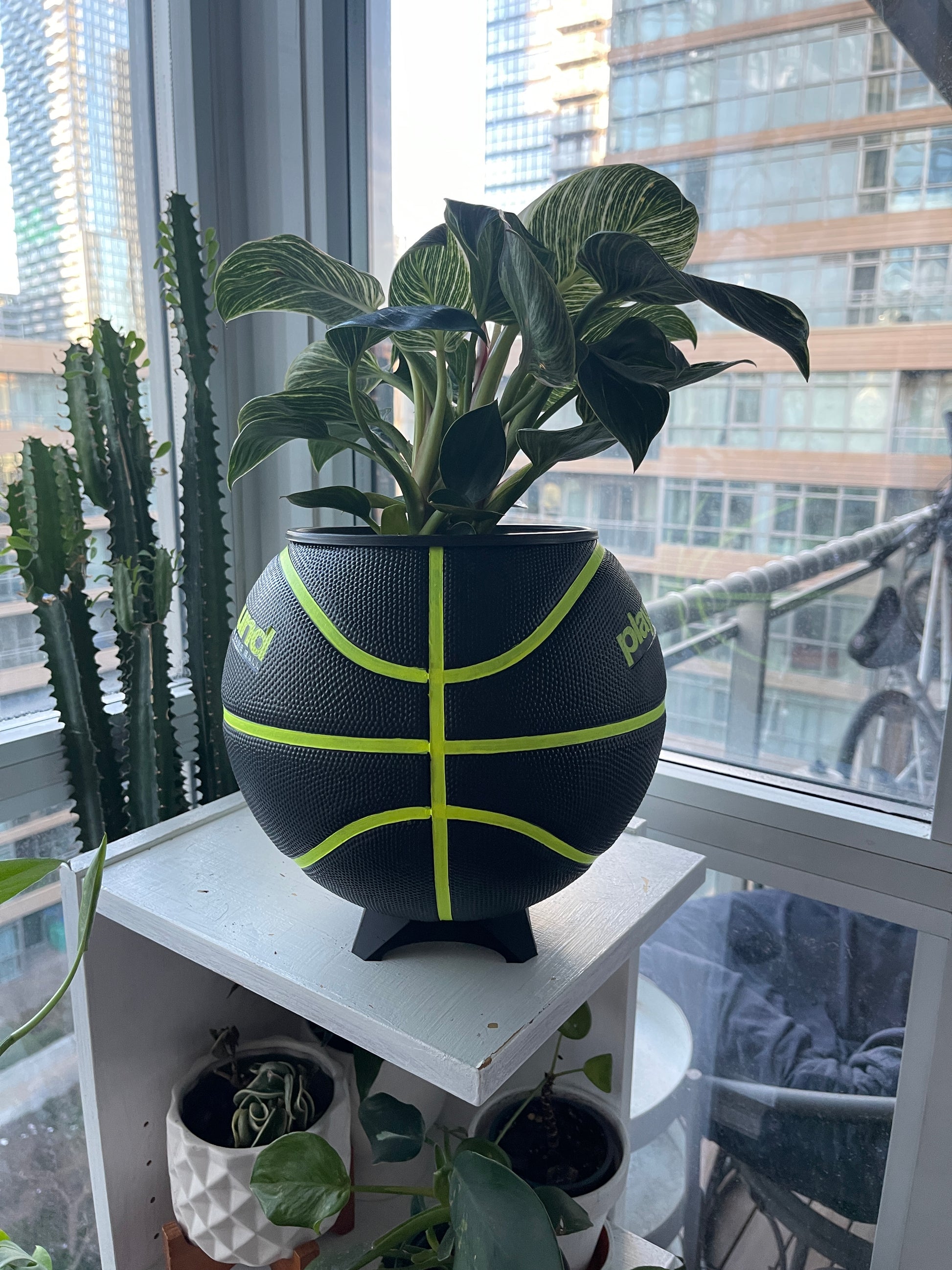 Nike Large Basketball Planter (Black Volt)